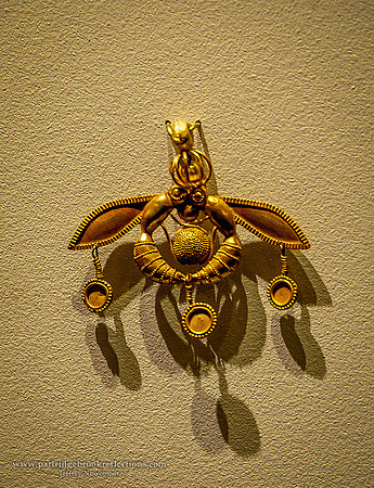 240913BeePendantHeraklionArchaeologicalMuseumCreteGr