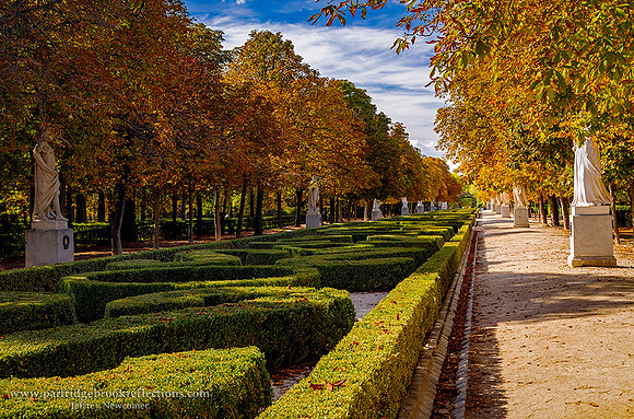 251022StatueWalkRetiroParkMadridSp