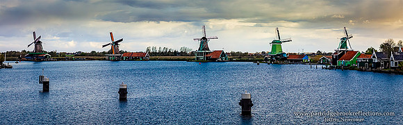 231022WindMillsOnTheZaanRiverZaandijkNHollandNe