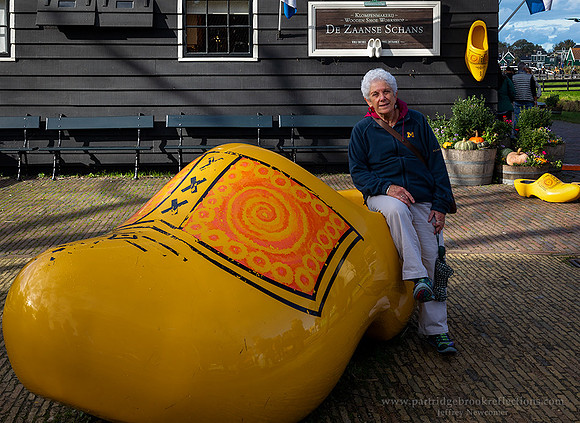 231022SusanGiantClogZaanseSchansZaandamNe