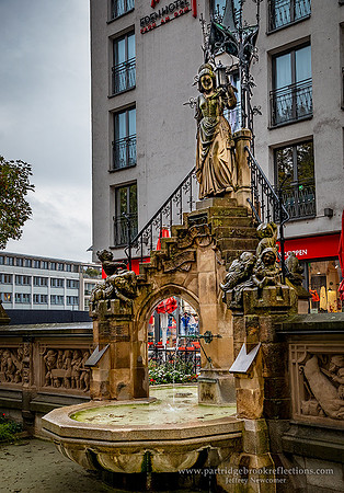 231025HeinzelmaennchenFountainCologneDe