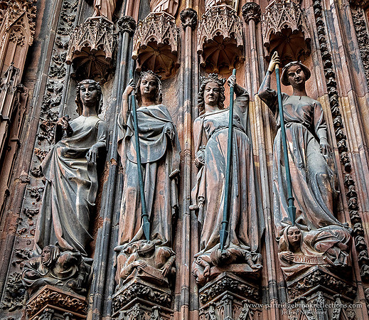 231028CharmingLadiesStrasbourgCathedralStrasbourgFrance