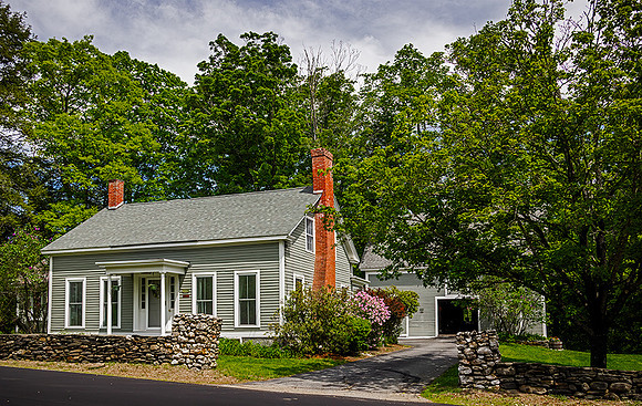 260606HouseDrivewayViewSpoffordNH
