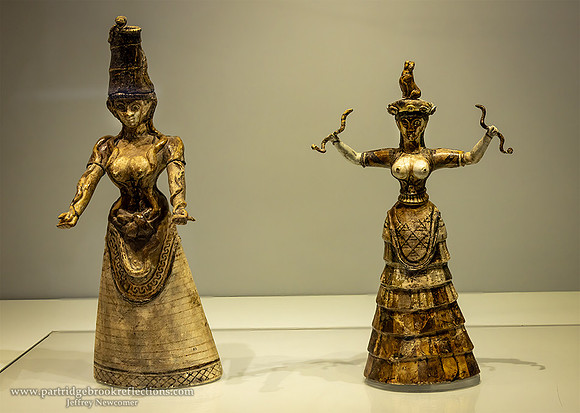 240913SnakeGoddessesHeraklionArchaeologicalMuseumCreteGr