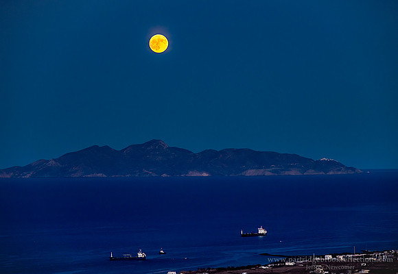 240917FullMoonOverAnafiSantoriniGr